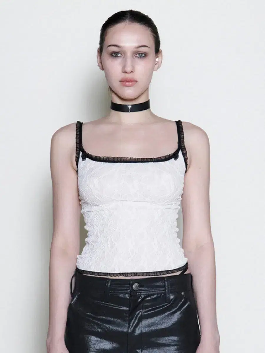 힐다 Lace Rose-decorated Sleeveless Top